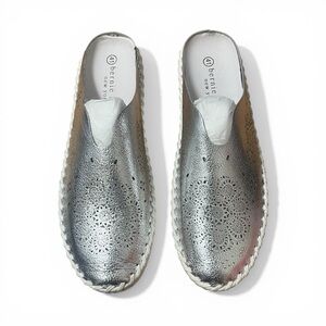 Bernie Mev Leather Comfort Flats Mules US 10 Metallic Silver Chic Travel Boho